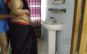 Aria Mia: Une tatie tamoule sexy se tient devant un miroir et...