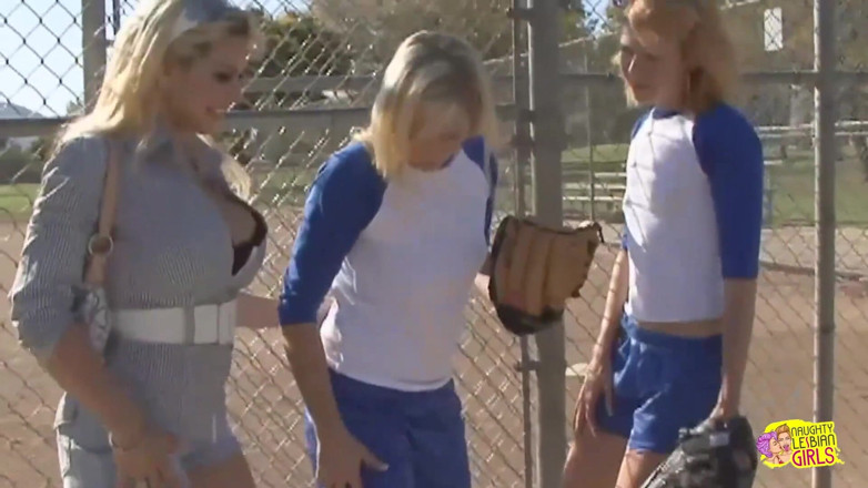 Naughty Lesbian Girls: Gagicile de baseball sunt seduse și agățate de blonda lesbiană care...