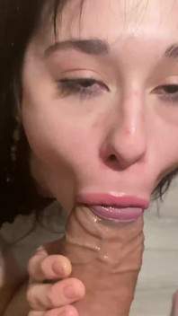 O muistă nerușinată de 18 ani are parte de o ejaculare facială uriașă