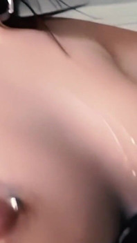 Melissa Lauren guarda nella telecamera mentre lecca e succhia un cazzo nero