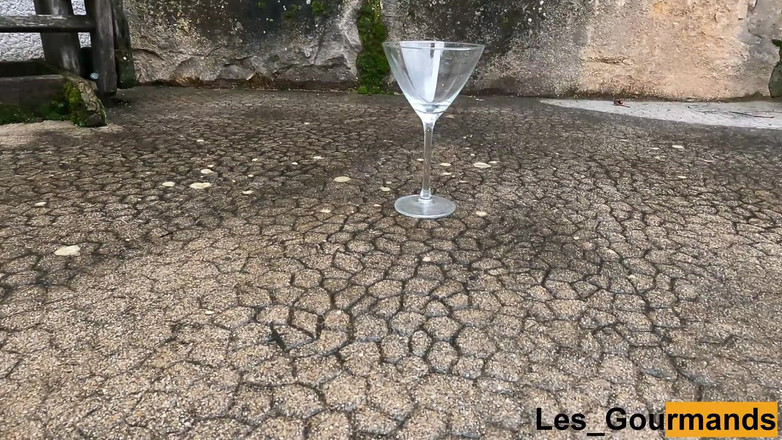 Les Gourmands: 4K - ハイヒールとストッキングを着た熟女、大きなピアスを開いたマンコの唇がフルートで放尿