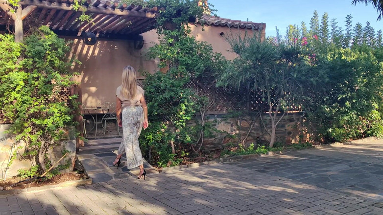 Goddess Lena: Bahçemde bana hayran ol