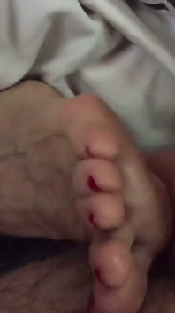 Zia Annette si sveglia e mi masturba sui suoi piedi