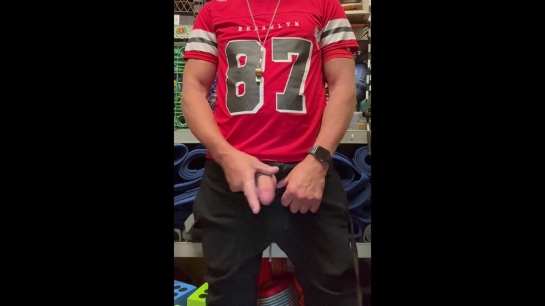 JockDad87: Jockdad87 spuit een lading in zijn shirt met het nummer 87.