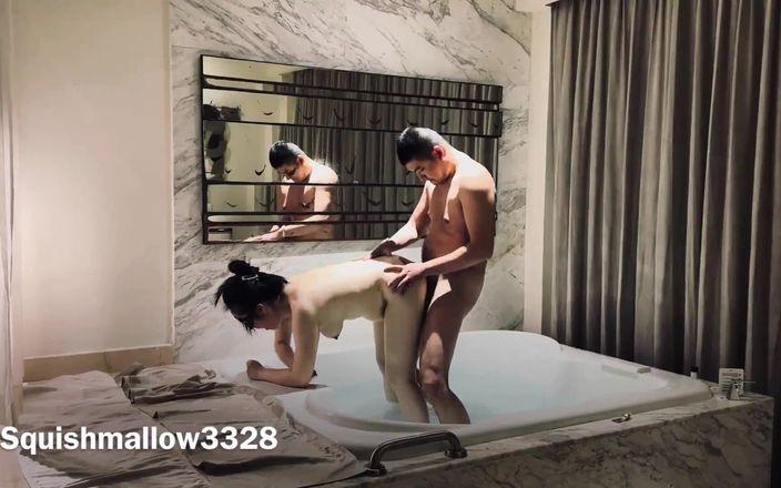 SquishMallow3328: Otel jakuzisinde yoga öğretmenini domaltarak sikiyorum