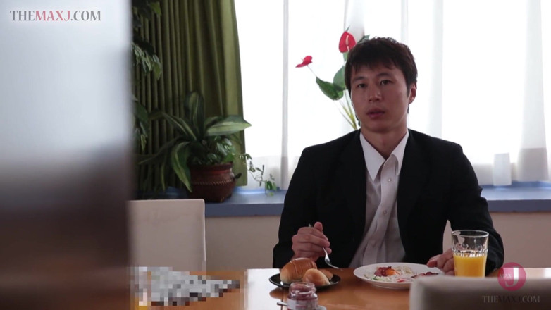 Asian happy ending: Asiática buceta peluda gata em lingerie recebe rotina de foda...