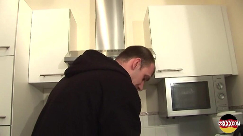 German amateur - 100% German hardcore videos: O curvă cu părul negru își distruge pizda cu piercing