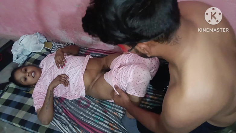 East Delhi: Awek kampung berkongkek kali pertama
