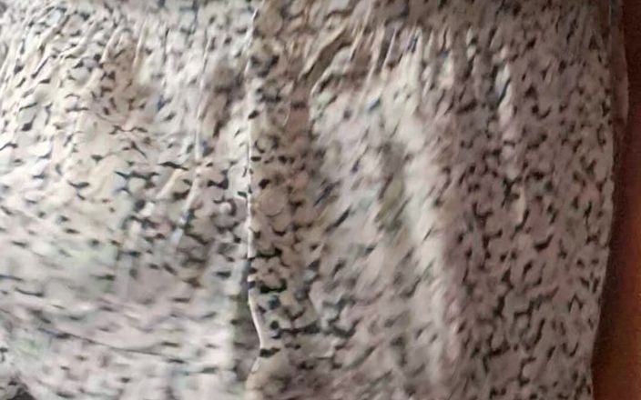 Mommy big hairy pussy: Mostrando el coño gordo y peludo debajo de su vestido