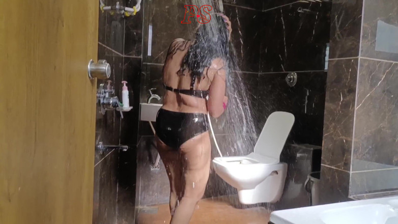 Pstarindia123: Секс-видео индийской дези бхабхи в ванной