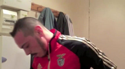 Sneaker gay: Ragazzo muscoloso nel jogging scopato da sneaker top