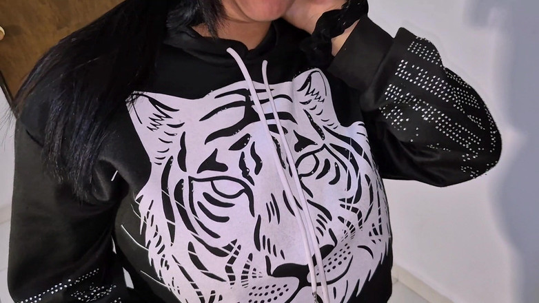 Pikaa6: Brunette dengan jeans, membuat lipstik merah muda di mulutnya untuk...