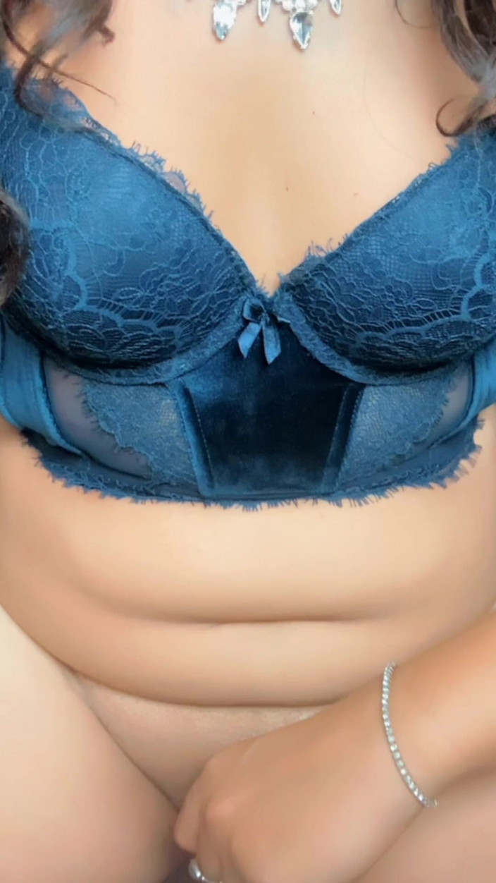 Sissyboykiki: Pulchna Maram bawi się swoim dildem, czekając, aż jej kochanek...