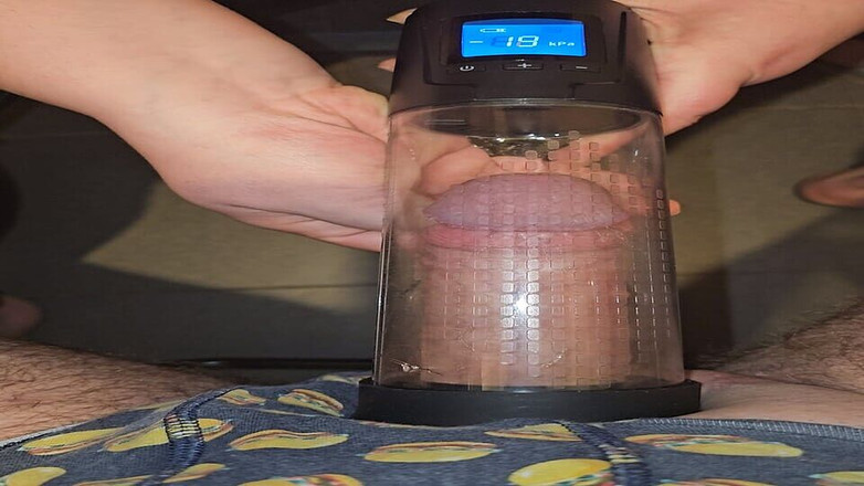 Twittiy: Macecha využívá příležitosti být sama v domě. Ukazovala své zvrácené...