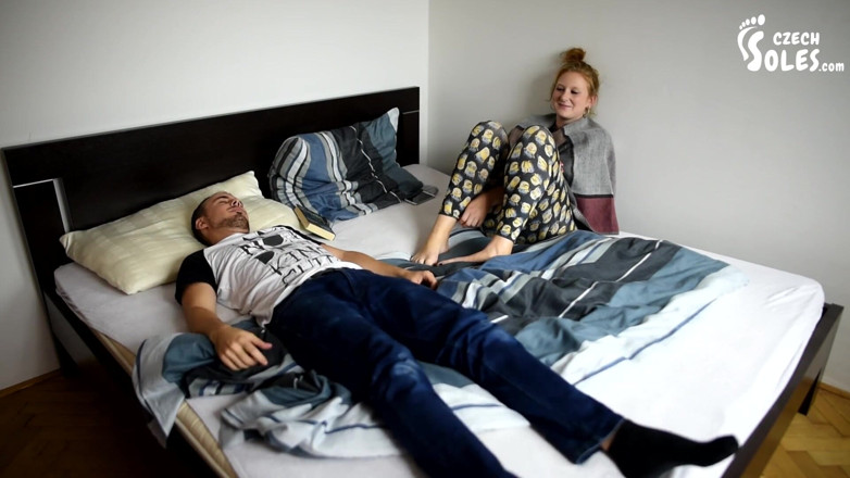 Czech Soles - foot fetish content: Vzrušená jejími velkými bosýma nohama v jeho tváři
