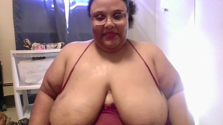 Jessica pigslut: Şişman sürtük göğüslerini yağlamayı seviyor!