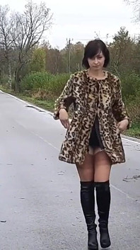Wanilianna ve vrstvených silonkách předvádí zlatou sprchovou show na riskantním místě