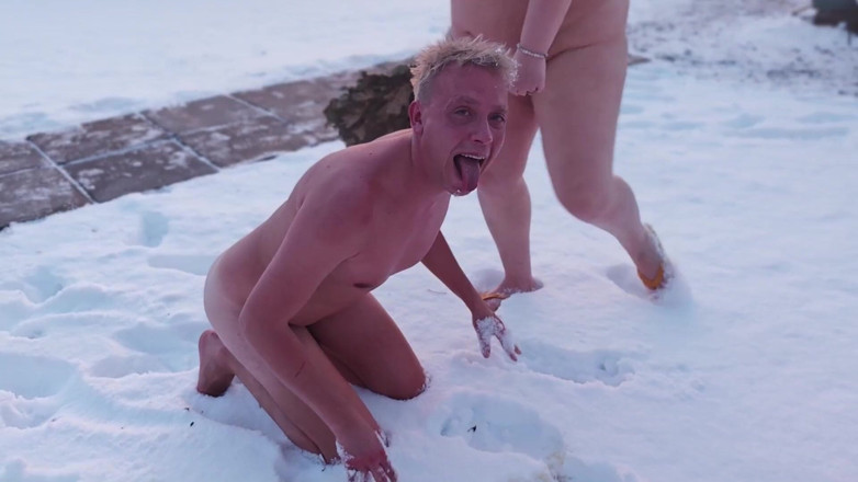 Bastet: Swingers. Twee getrouwde koppels spelen naakt in de sneeuw. de...