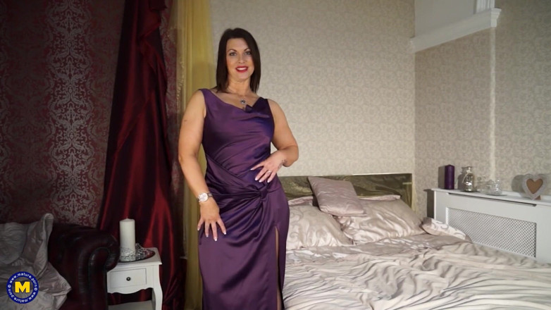 Mature Solo NL: Dirty talk curvy brunette mature in sexy lingerie masturbates her...