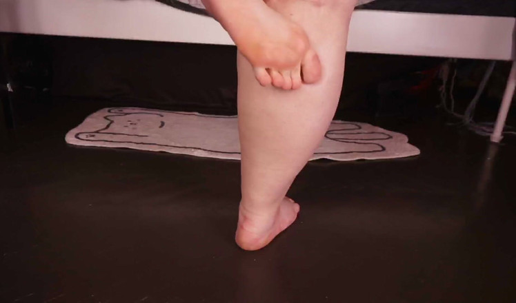 AssGives: Saya Walk Barefoot