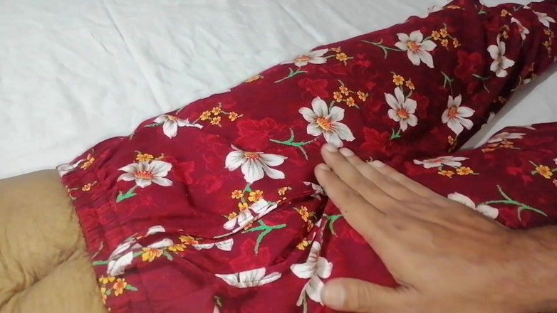 Sweety In Bed: Ragazza calda con tette pelose rivela il corpo lento e...