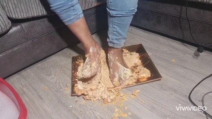 Simp to my ebony feet: füße, essen zerquetschen