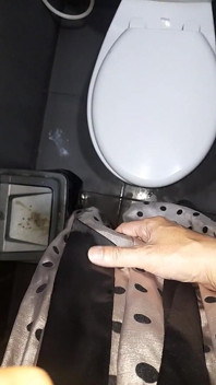 Travestito indossa sborra indossando un abito da polkadot di seta rasoconoe