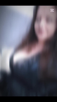 Une MILF pulpeuse à forte poitrine