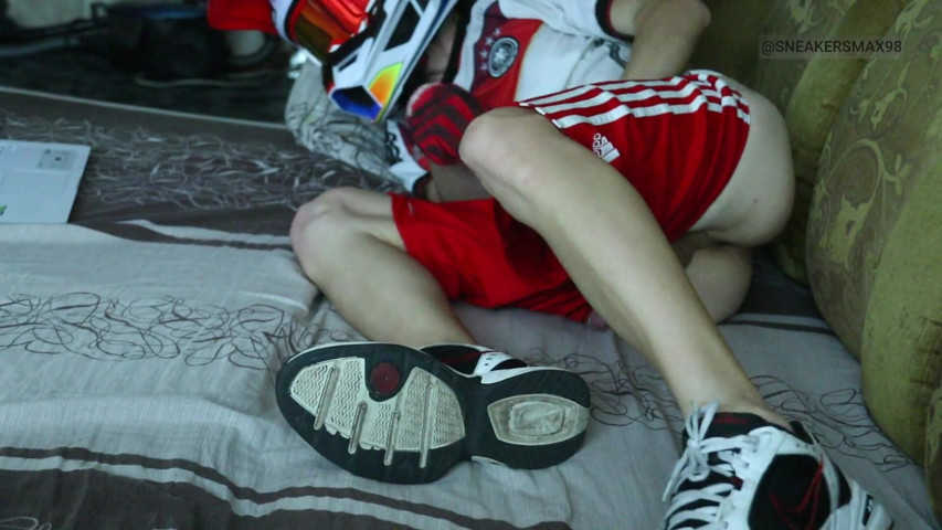 Twink Guy Jerks off in the Morning in Mxhelmet and Sneakers (Sneakersmax98)