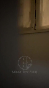 J’ai surpris ce garçon en train de devant ma fenêtre, alors je me suis approché, l’ai ouverte et l’ai filmé en train de lever son short, de lui coller h