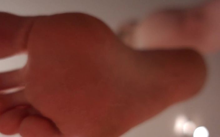 Furiyssh: Giantess sprawia, że liżesz stopy-furiyssh