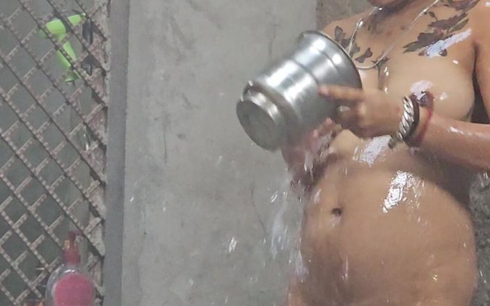 Aalox: Desi villaggio indiano bella ragazza mentre fa il bagno