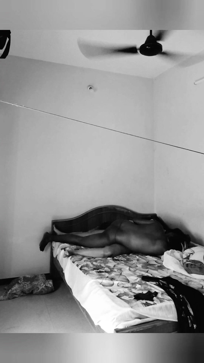 Sweet Couples: Parejas calientes hechas en casa follan en blanco y negro