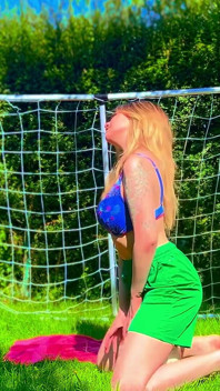 Awek Bola Sepak Brazil Jersey Mengusik Hingga Orgasme Dalam Pakaian Dalam