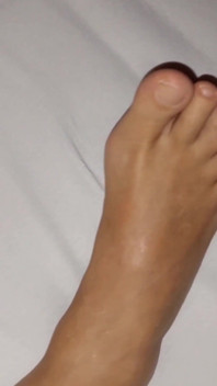 Selena menikmati pemujaan kaki