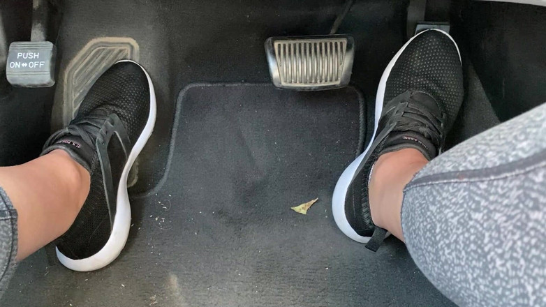 footivities: Pedal memompa dengan sepatu tenis oleh ivys feet