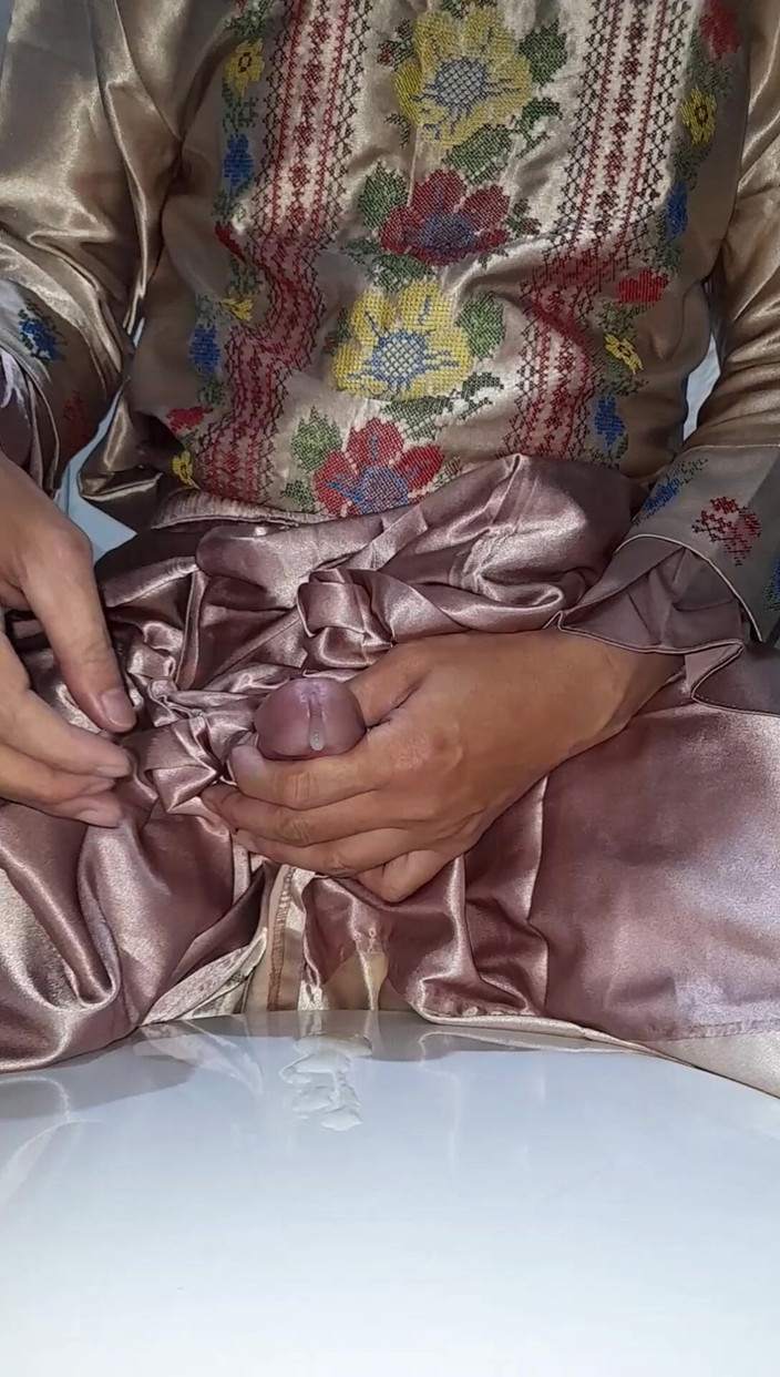 Naomisinka: Crossdresser lagi asik masturbasi pakai stoking satin