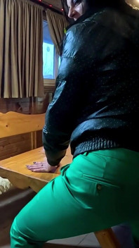 Green downjacket neckt beim rauchen, demütigung & schmutziges spermaspiel