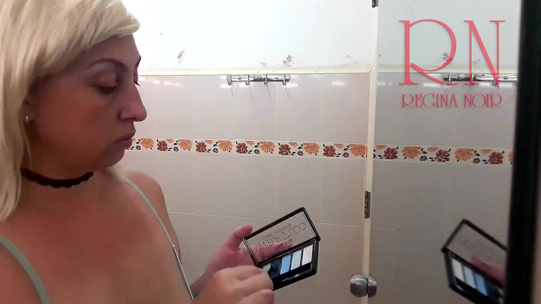 Regina Noir: Casalinga fa il trucco in bagno. L'uomo scopa la signora....