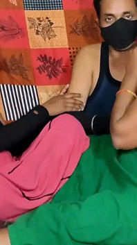 Desi Indyjski Bhabhi z przyrodnią siostrą trójkąt seksu z mężem