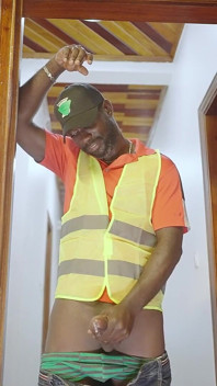 Gagica africană țâțoasă se masturbează în fața tipului care face livrări