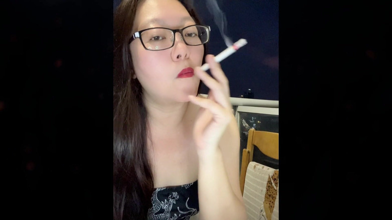 Smoking Asian: ダークサイド喫煙 アジアン噛みつき、抽出 汚いシガレットフィルター + 傷つける乳首のエンバーグロー
