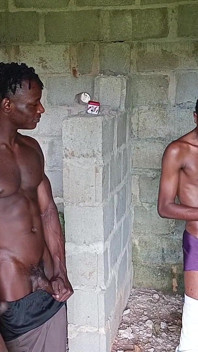 Deux jumelles de miel en train de baiser dehors se font surprendre par des voyous de rue
