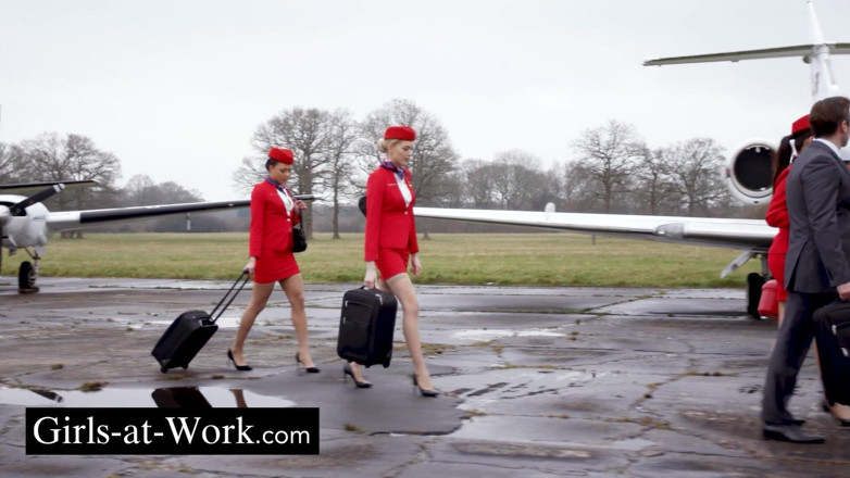 Girls At Work: Cuarteto con las azafatas en un jet privado