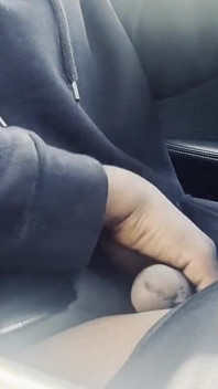 Accarezza un grosso cazzo mentre guida nel traffico
