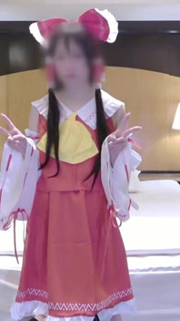İnce aşağılayıcı tarzı giyimli kız cosplayer tekrar reimu tapınak kızı olarak sessiz cazibesini gösteriyor 2