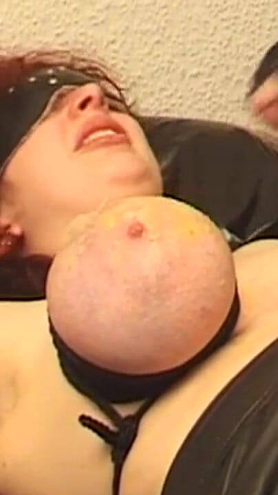 Bangora MILFs: Une MILF pulpeuse attachée pour un jeu de cire sexy