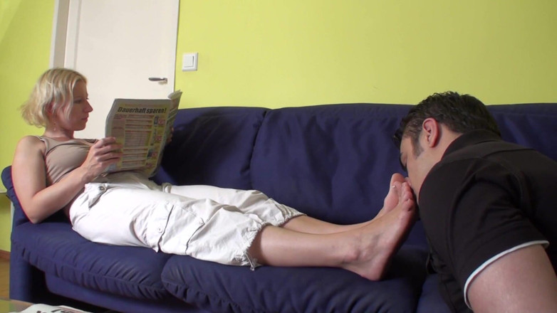 Foot Girls: Očichávání nohou při čtení novin