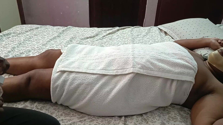 Luxmi Wife: Fru kallar massagerare till hemmet -1