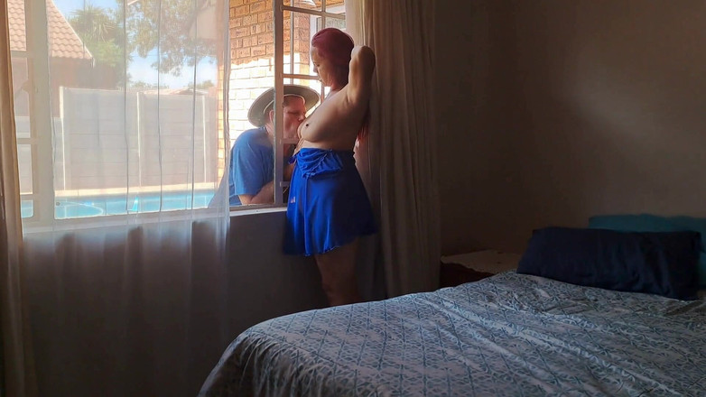 Exotic Tracy: Soția infidelă prinsă masturbându-se! Fute băiatul de la piscină în timp...